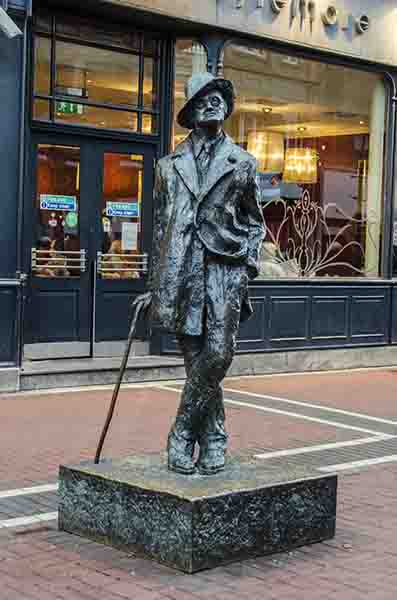 82 - Irlanda - Dublin - escultura de James Joyce